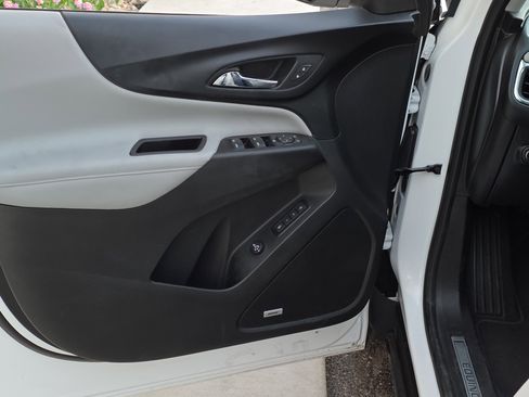 Used 2018 Chevrolet Equinox Premier image 12