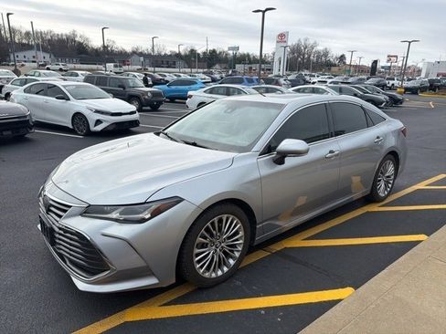 Used 2019 Toyota Avalon Limited image 2