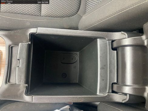 Used 2022 GMC Acadia SLE FWD image 28