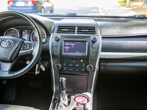 Used 2017 Toyota Camry SE FWD image 23