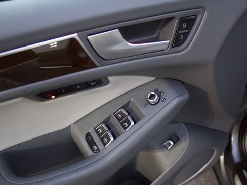 Used 2017 Audi Q5 2.0T Premium Plus w/ Technology Package image 9