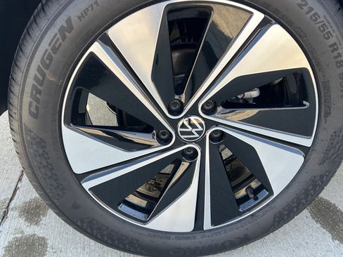 Certified 2025 Volkswagen Taos SE w/ Panoramic Sunroof Package image 12