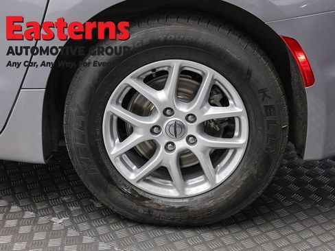 Used 2021 Chrysler Pacifica Touring-L FWD image 8