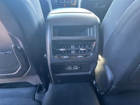 Used 2024 Jeep Grand Cherokee Laredo image 16