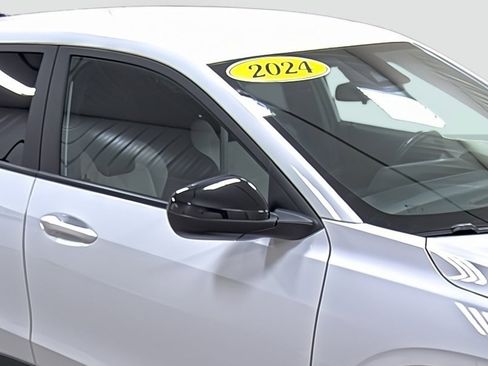 Used 2024 Chevrolet Trax RS image 15