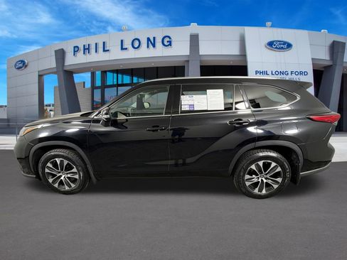 Used 2021 Toyota Highlander XLE AWD/4WD image 2
