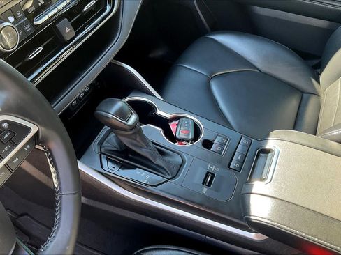Used 2022 Toyota Highlander XLE FWD image 17