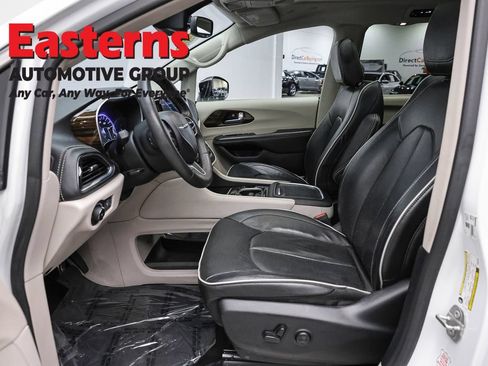 Used 2023 Chrysler Pacifica Limited FWD image 14