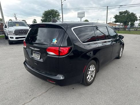 Used 2023 Chrysler Voyager LX FWD image 3