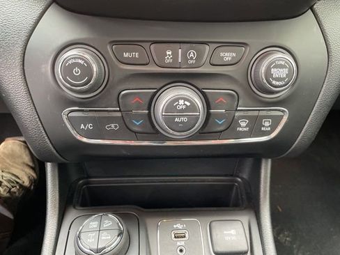 Used 2022 Jeep Cherokee Trailhawk image 17