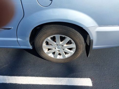 Used 2013 Chrysler Town & Country Touring image 17