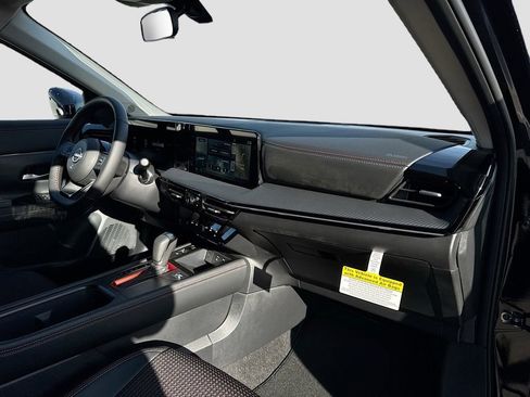 Used 2025 Nissan Kicks SR image 25