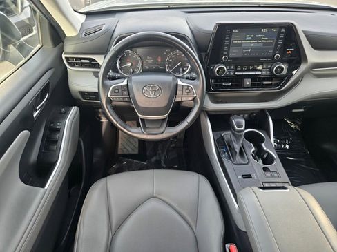 Used 2022 Toyota Highlander XLE image 11