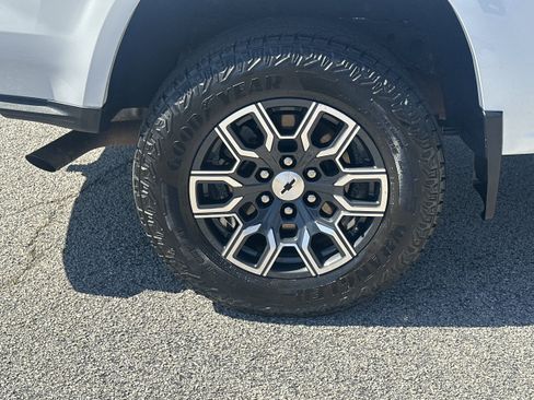 Used 2024 Chevrolet Colorado LT w/ LT Convenience Package II AWD/4WD image 17