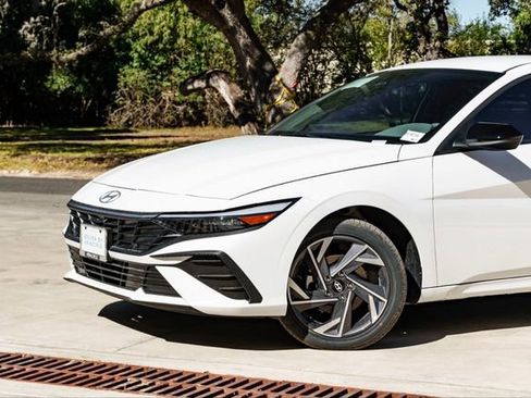 New 2025 Hyundai Elantra SEL image 28