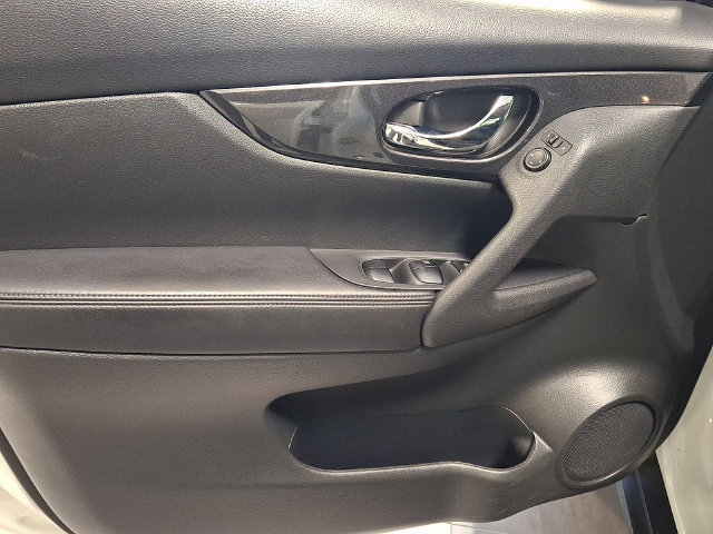 Used 2017 Nissan Rogue S AWD/4WD image 14
