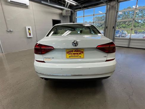 Used 2018 Volkswagen Passat 2.0T SE FWD image 4