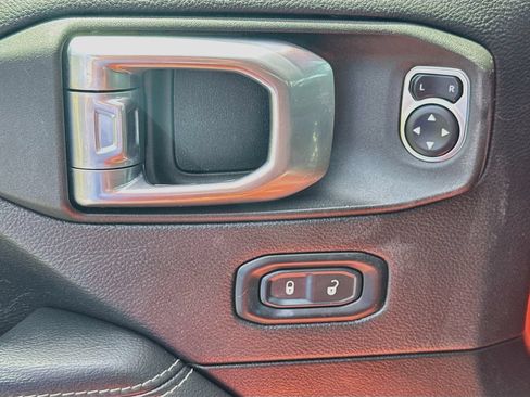 Used 2023 Jeep Wrangler Unlimited Sahara AWD/4WD image 19