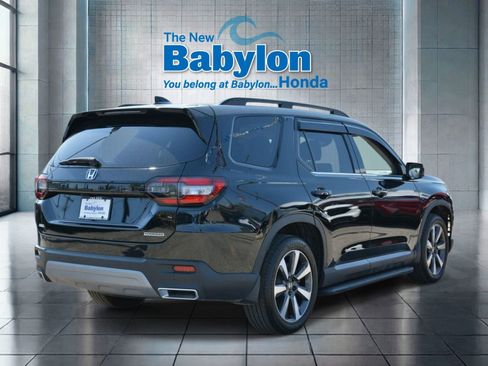 Used 2025 Honda Pilot Touring image 4