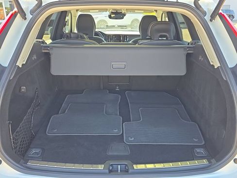 Used 2020 Volvo XC60 T6 Momentum AWD/4WD image 32