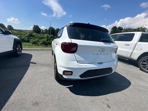 Used 2022 Hyundai Venue Limited FWD image 17