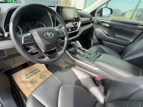Used 2020 Toyota Highlander XLE image 12