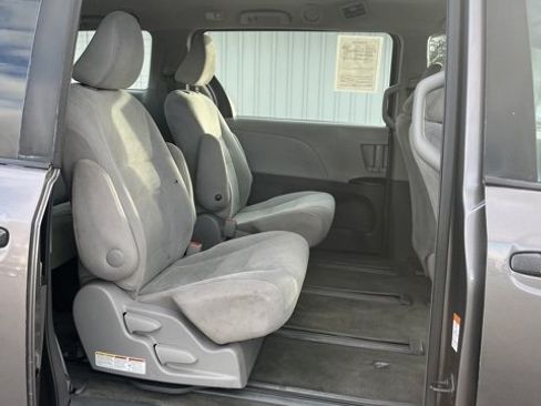 Used 2015 Toyota Sienna L image 40