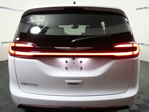 New 2026 Chrysler Pacifica Select image 7