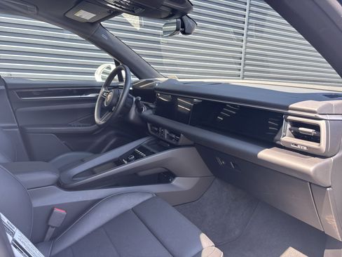 Certified 2025 Porsche Macan Electric image 13