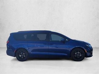 Used 2018 Chrysler Pacifica Touring-L FWD video 4