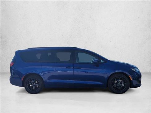 Used 2018 Chrysler Pacifica Touring-L FWD image 4