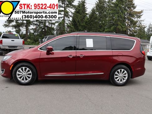 Used 2017 Chrysler Pacifica Touring-L FWD image 5