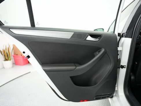 Used 2016 Volkswagen Jetta Sport image 33