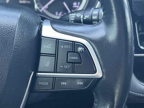 Used 2022 Toyota Highlander XLE image 11