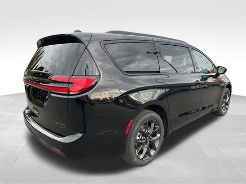 New 2026 Chrysler Pacifica Limited w/ S Appearance Package image 7