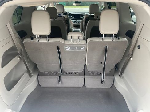 Used 2020 Chrysler Pacifica Touring-L Plus w/ Advanced Safetytec Group image 16