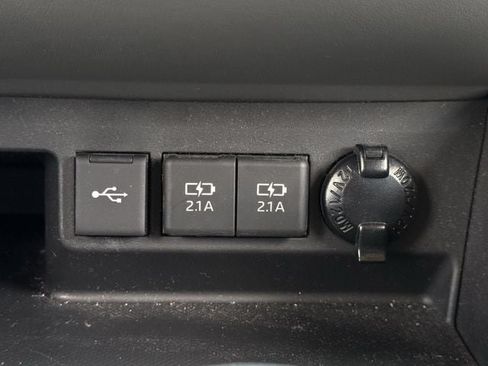 Used 2021 Toyota Highlander XLE AWD/4WD image 24