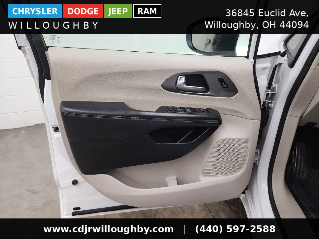 Used 2023 Chrysler Pacifica Touring-L FWD image 11