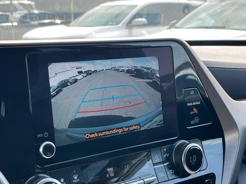 Used 2025 Toyota Highlander LE FWD image 21