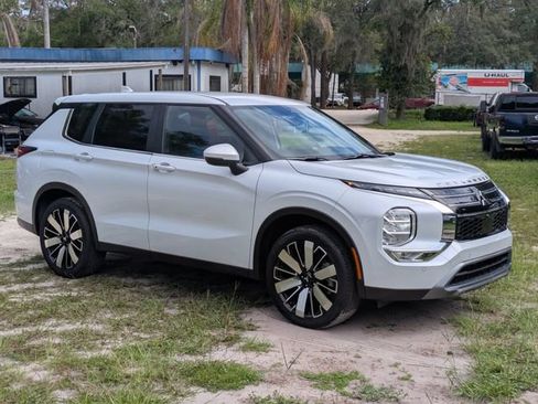 New 2026 Mitsubishi Outlander SE FWD image 2
