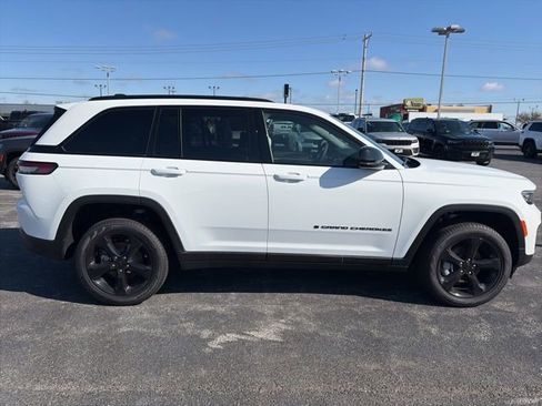 New 2025 Jeep Grand Cherokee Limited w/ Black Appearance Package image 7