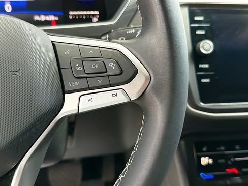 Used 2022 Volkswagen Tiguan SE image 37