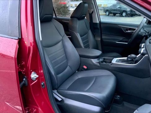 Used 2021 Toyota RAV4 XLE Premium image 8