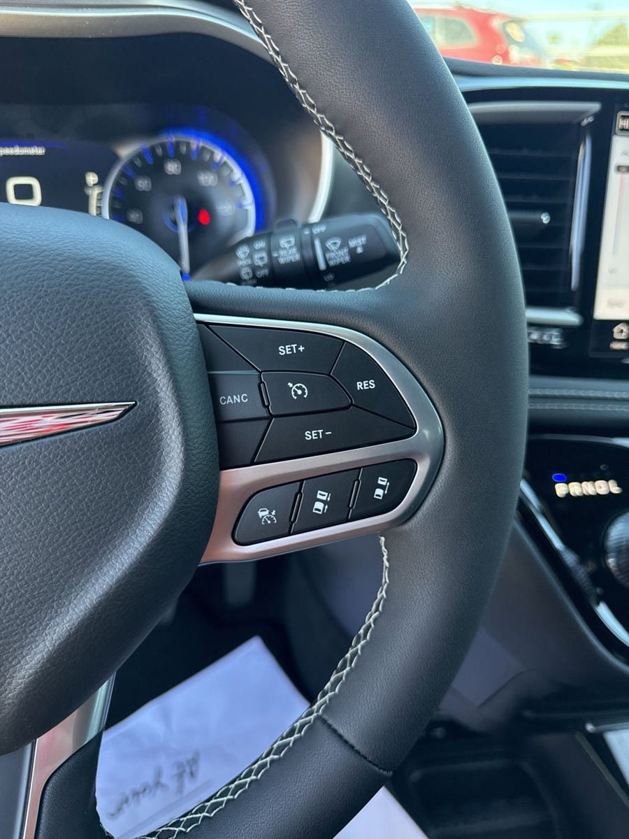 New 2026 Chrysler Pacifica Select AWD/4WD image 21