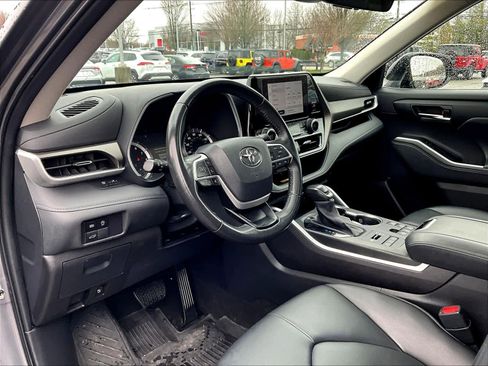 Used 2024 Toyota Highlander XLE image 8