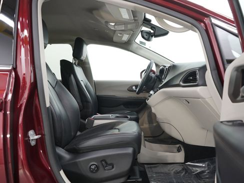 Used 2018 Chrysler Pacifica Touring-L Plus image 10