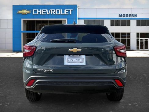 Used 2025 Chevrolet Trax LS w/ LS Convenience Package FWD image 4