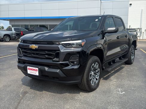 Used 2024 Chevrolet Colorado LT w/ LT Convenience Package III AWD/4WD image 2