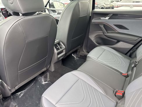 New 2026 Volkswagen Tiguan SE FWD image 10