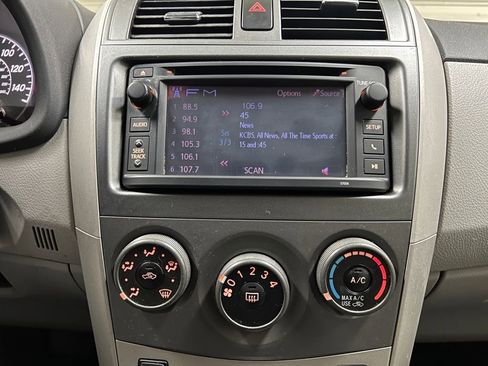 Used 2013 Toyota Corolla LE image 25